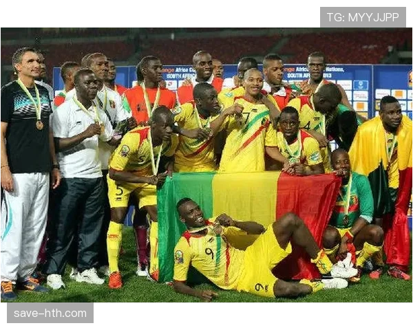 非洲杯金球奖得主荣耀加冕，状态回暖尽显足球传奇魅力