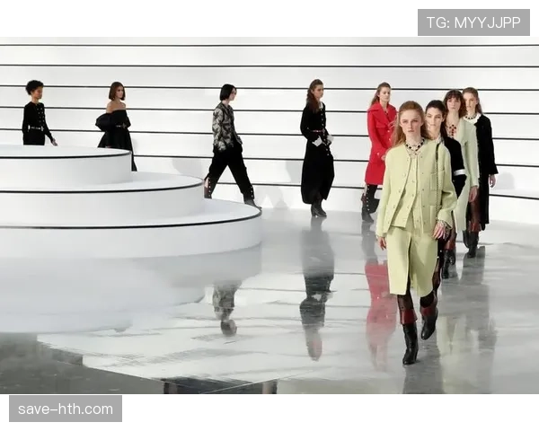 赵雅淇被拍到深夜现身私人会所,穿高定拎爱马仕,这排场比一线女星还狠