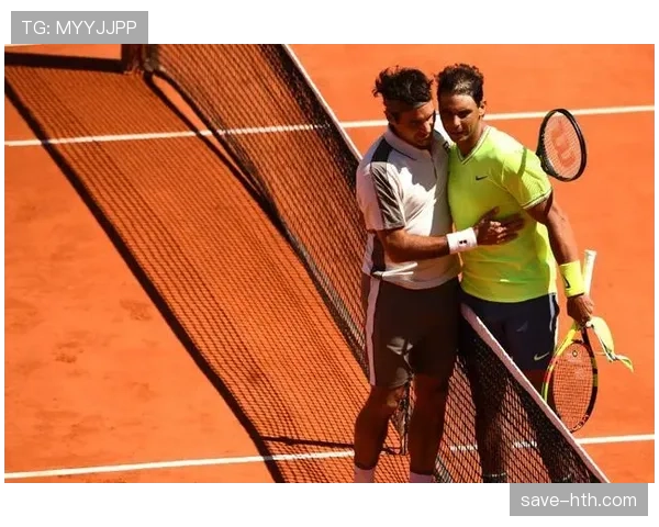 纳达尔豪宅里跑车排队，他穿拖鞋去后院打球——富豪版宿舍风